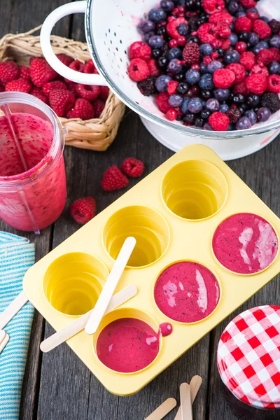 Filling ice cream moulds with homemade juice — Stock Photo, Image