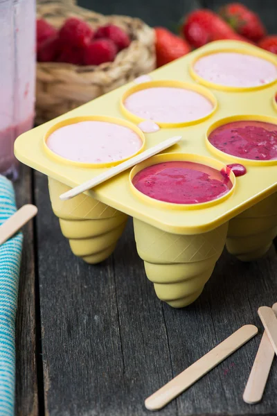 Filling ice cream moulds with homemade juice — Stock Photo, Image