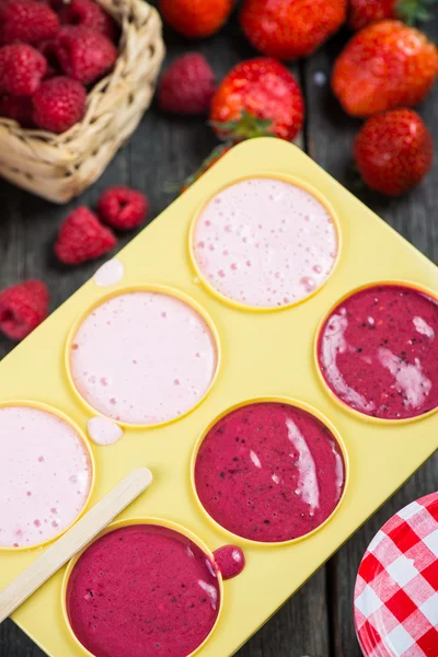 Making homemade summer fruit lolly pops — Stock Photo, Image