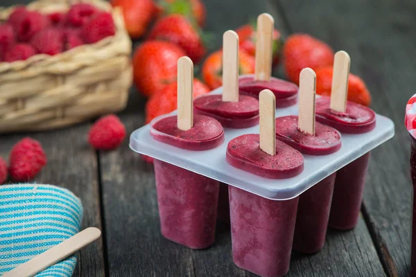 Homemade organic berry fruit lolly pops — Stock Photo, Image