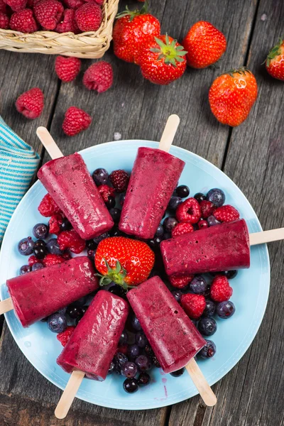 Homemade organic berry fruit lolly pops — Stock Photo, Image