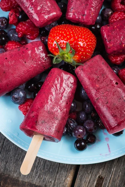 Homemade organic berry fruit lolly pops — Stock Photo, Image