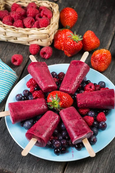 Homemade organic summer fruit ice cream — Stock Photo, Image