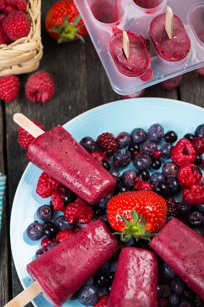 Homemade organic summer fruit ice cream — Stock Photo, Image