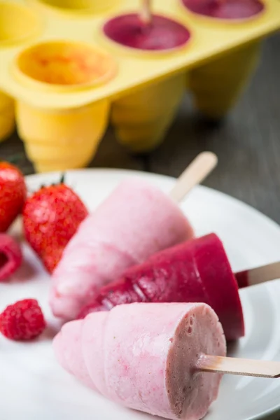 Sommerfrüchte hausgemachte Lolly Pops Eis — Stockfoto