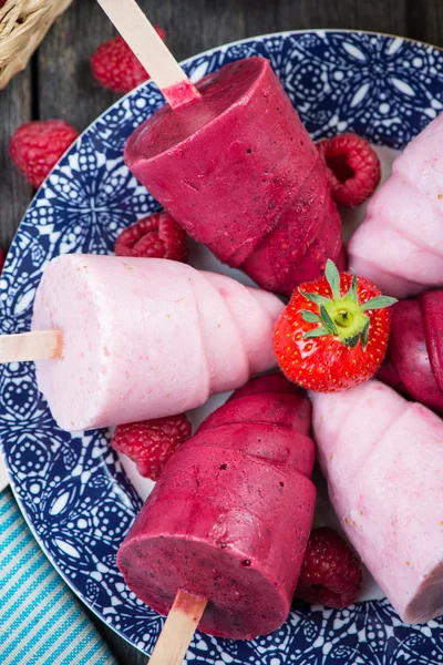 Summer fruits homemade lolly pops ice — Stock Photo, Image