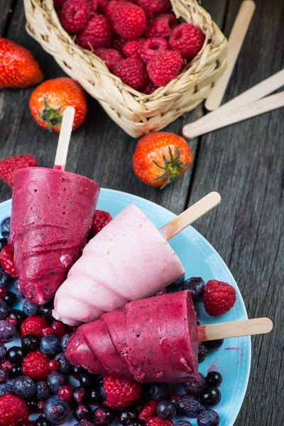 Frutas de verano caseras lolly pops hielo — Foto de Stock