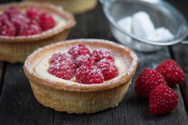 Geleneksel ev yapımı taze ahududulu tart