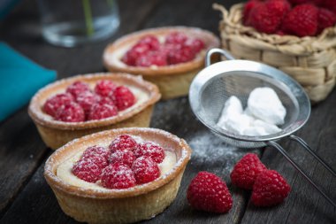 Geleneksel ev yapımı taze ahududulu tart
