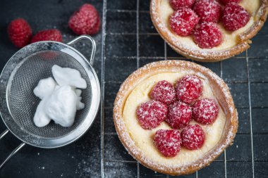 Geleneksel ev yapımı taze ahududulu tart