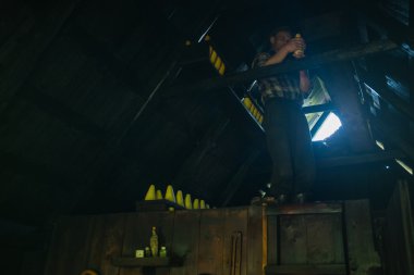 Geleneksel koyun peyniri bulduysanız, loca içinde görünen adam