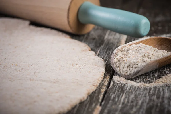 Rolling wholegrain dough for homemade bread — Stock Photo, Image