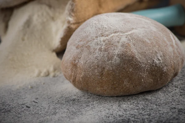 Celozrnné těsto na domácí chléb, jídlo pečení pozadí — Stock fotografie