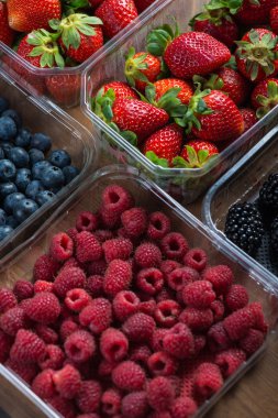 Plastik kasetlerine meyve taze çilek