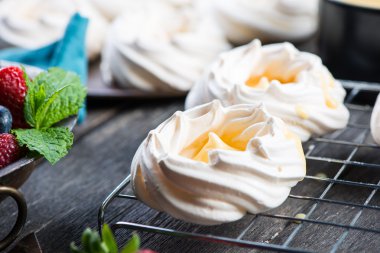 Ev yapımı pavlova kremalı taze çilek ile