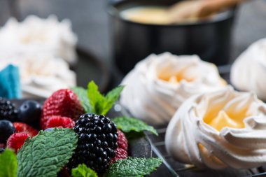 Ev yapımı pavlova kremalı taze çilek ile