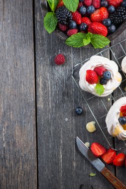 Ev yapımı pavlova beze çilek meyve ile dekorasyon