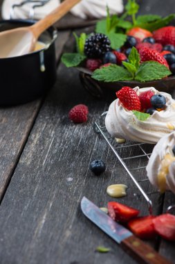 Ev yapımı pavlova beze çilek meyve ile dekorasyon