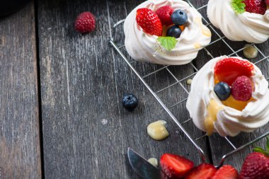 Ev yapımı pavlova beze çilek meyve ile dekorasyon