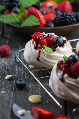 Ev yapımı pavlova kremalı taze çilek ile