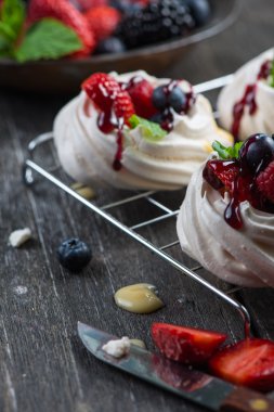 Ev yapımı pavlova kremalı taze çilek ile