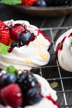 Ev yapımı pavlova kremalı taze çilek ile