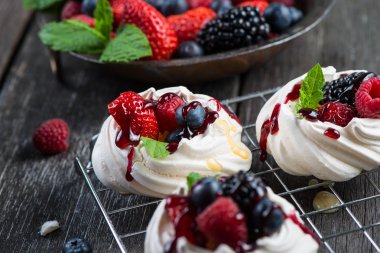Ev yapımı pavlova kremalı taze çilek ile