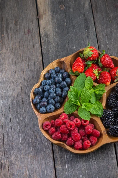 Bauernhof frische Sommerbeeren in Holzschale — Stockfoto