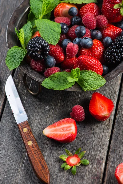 素朴なボウルにミントと新鮮な夏の果実 — ストック写真