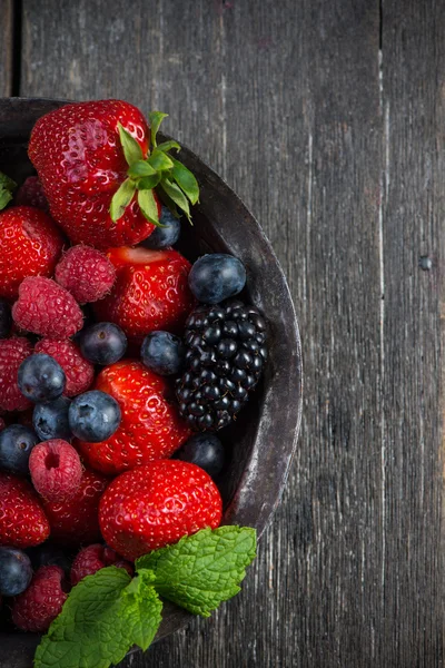 Frische Sommerbeeren mit Minze in rustikaler Schale — Stockfoto