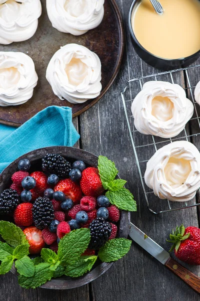 Zelfgemaakte pavlova meringue met verse bessen — Stockfoto