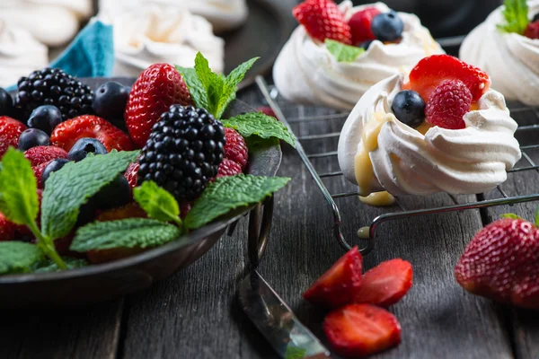 Zelfgemaakte pavlova meringue met verse bessen — Stockfoto