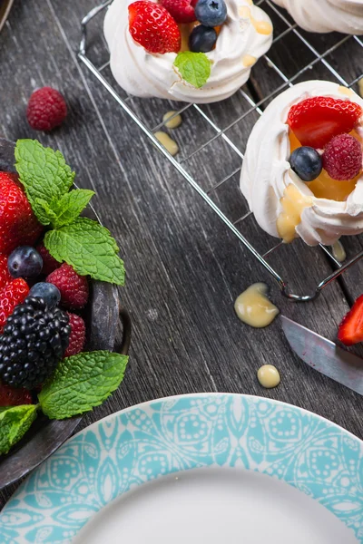 Zelfgemaakte pavlova meringue met verse bessen — Stockfoto