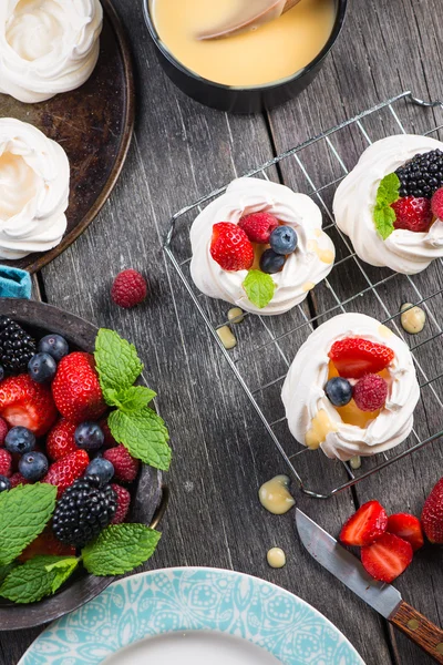 Meringa pavlova fatta in casa con bacche fresche — Foto Stock