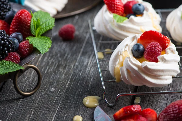 Zelfgemaakte pavlova meringue met verse bessen — Stockfoto