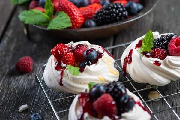 Meringa pavlova fatta in casa con bacche fresche — Foto Stock