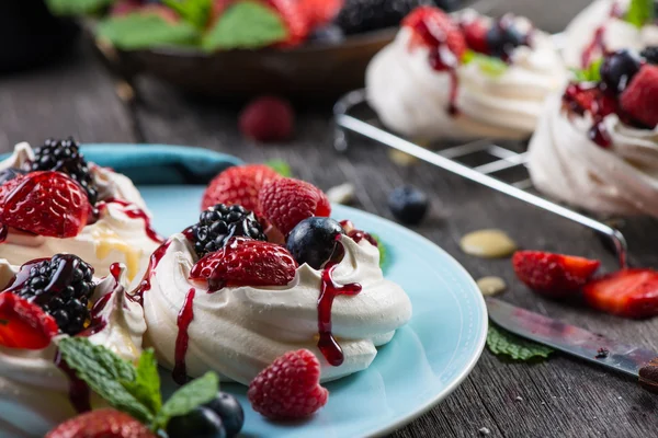 Pavlova de casă cu fructe de padure proaspete — Fotografie, imagine de stoc