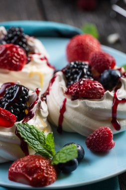 Ev yapımı pavlova kremalı taze çilek ile