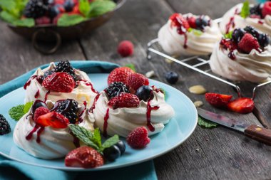 Ev yapımı pavlova kremalı taze çilek ile