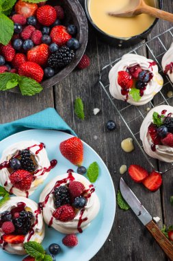 Ev yapımı pavlova beze yaz taze çilek ile