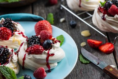 Ev yapımı pavlova beze yaz taze çilek ile