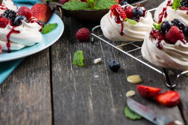 Ev yapımı pavlova beze yaz taze çilek ile