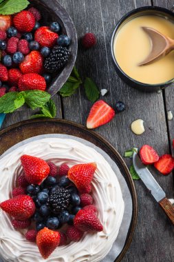 Ev yapımı pavlova beze yaz taze çilek ile