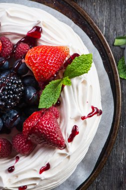 Ev yapımı pavlova beze yaz taze çilek ile