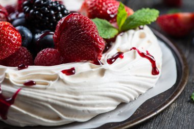 Ev yapımı pavlova beze yaz taze çilek ile
