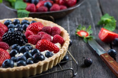 Taze çilek yaz meyve ile ev yapımı tart