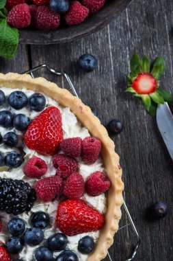 Taze çilek yaz meyve ile ev yapımı tart