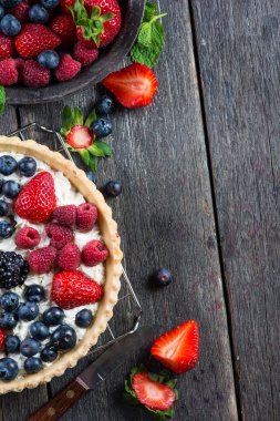 Taze çilek yaz meyve ile ev yapımı tart