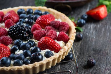 Taze çilek yaz meyve ile ev yapımı tart