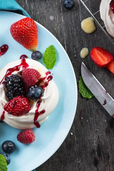 Zelfgemaakte pavlova meringue met verse bessen van de zomer — Stockfoto